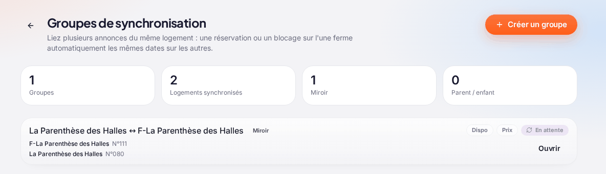 La page « Groupes de synchronisation » : les chiffres « 1 Groupes », « 2 Logements synchronisés », « 1 Miroir », « 0 Parent / enfant », le bouton « Créer un groupe », et le groupe « La Parenthèse des Halles ↔ F-La Parenthèse des Halles » (badge « Miroir »), ses deux logements avec leur numéro, les pastilles « Dispo » et « Prix », l’état « En attente » et le bouton « Ouvrir »