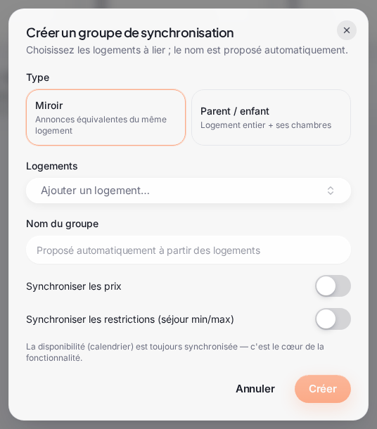 La fenêtre « Créer un groupe de synchronisation » : le « Type » (« Miroir », annonces équivalentes du même logement, ou « Parent / enfant », logement entier + ses chambres), « Logements » (« Ajouter un logement… »), « Nom du groupe » (proposé automatiquement), les interrupteurs « Synchroniser les prix » et « Synchroniser les restrictions (séjour min/max) », et le bouton « Créer »