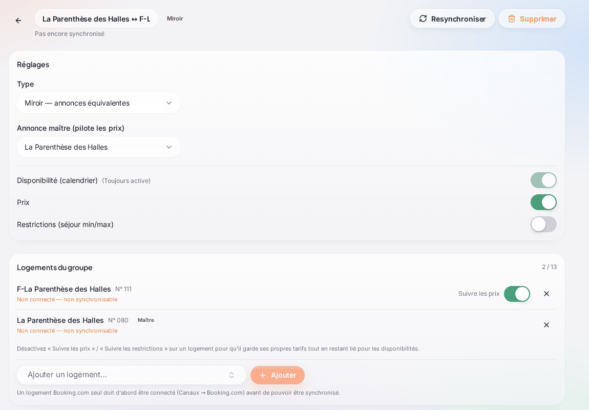 La page du groupe « La Parenthèse des Halles ↔ F-La Parenthèse des Halles » : le nom modifiable, « Pas encore synchronisé », les boutons « Resynchroniser » et « Supprimer » ; la carte « Réglages » (« Type » Miroir, « Annonce maître (pilote les prix) » La Parenthèse des Halles, interrupteurs « Disponibilité (calendrier) » toujours active, « Prix » activé, « Restrictions » désactivé) ; la carte « Logements du groupe » (2 / 13) : F-La Parenthèse des Halles avec « Suivre les prix », La Parenthèse des Halles « Maître », chacun « Non connecté — non synchronisable », et le champ « Ajouter un logement… »