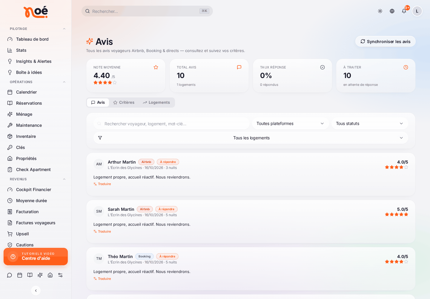 La page « Avis », onglet « Avis » : le bouton « Synchroniser les avis », les compteurs « Note moyenne » 4,40, « Total avis » 10, « Taux réponse » et « À traiter » 10, les onglets « Avis », « Critères » et « Logements », la recherche et les filtres par plateforme, statut et logement, puis chaque avis : voyageur, plateforme, statut « À répondre », logement, date, note sur 5, texte et lien « Traduire »