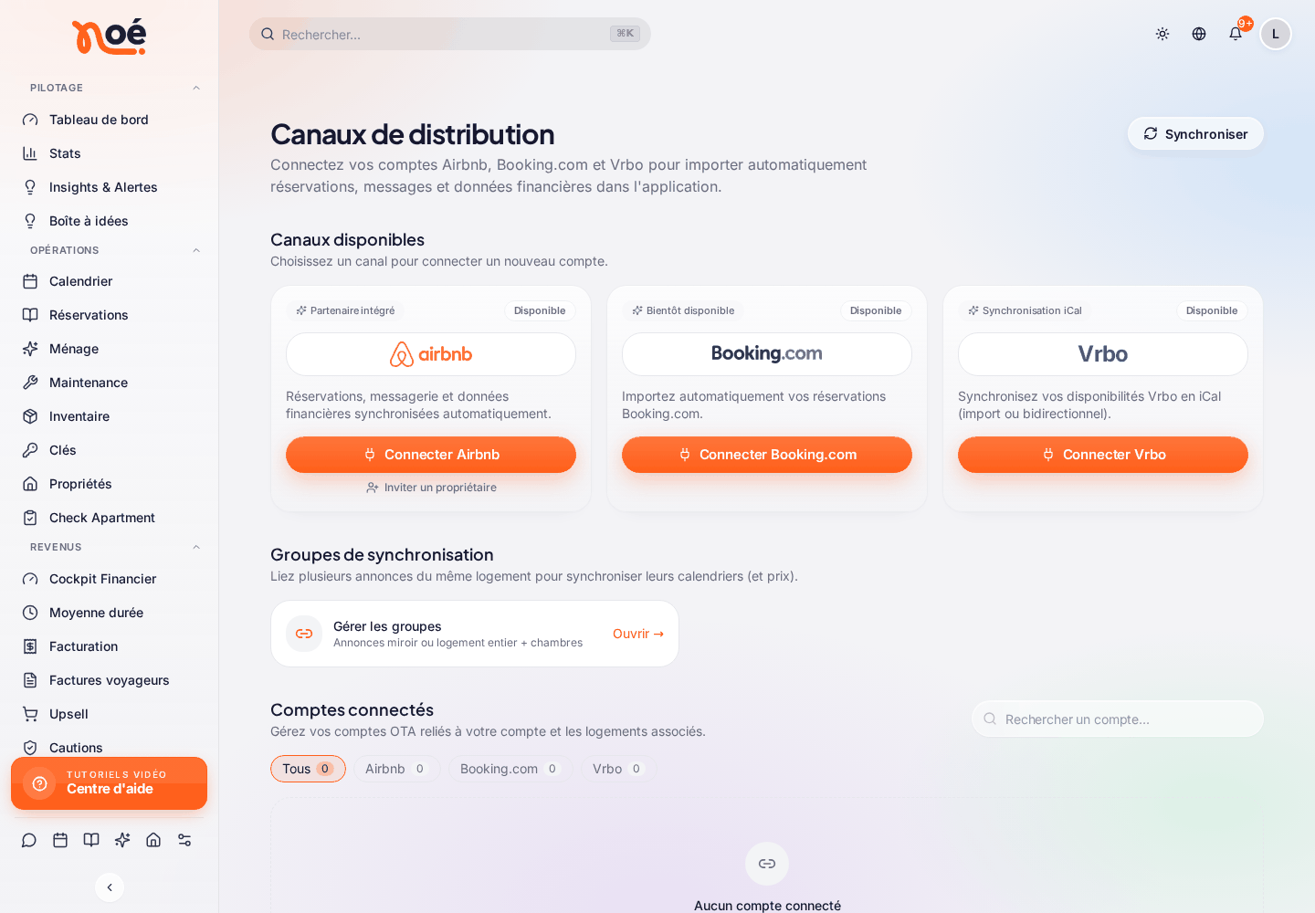La page « Canaux de distribution » : « Canaux disponibles » avec les cartes Airbnb (« Connecter Airbnb », « Inviter un propriétaire »), Booking.com (« Connecter Booking.com ») et Vrbo (« Connecter Vrbo ») ; dessous « Groupes de synchronisation » avec « Gérer les groupes », puis « Comptes connectés » avec les filtres Tous, Airbnb, Booking.com et Vrbo, et « Aucun compte connecté »