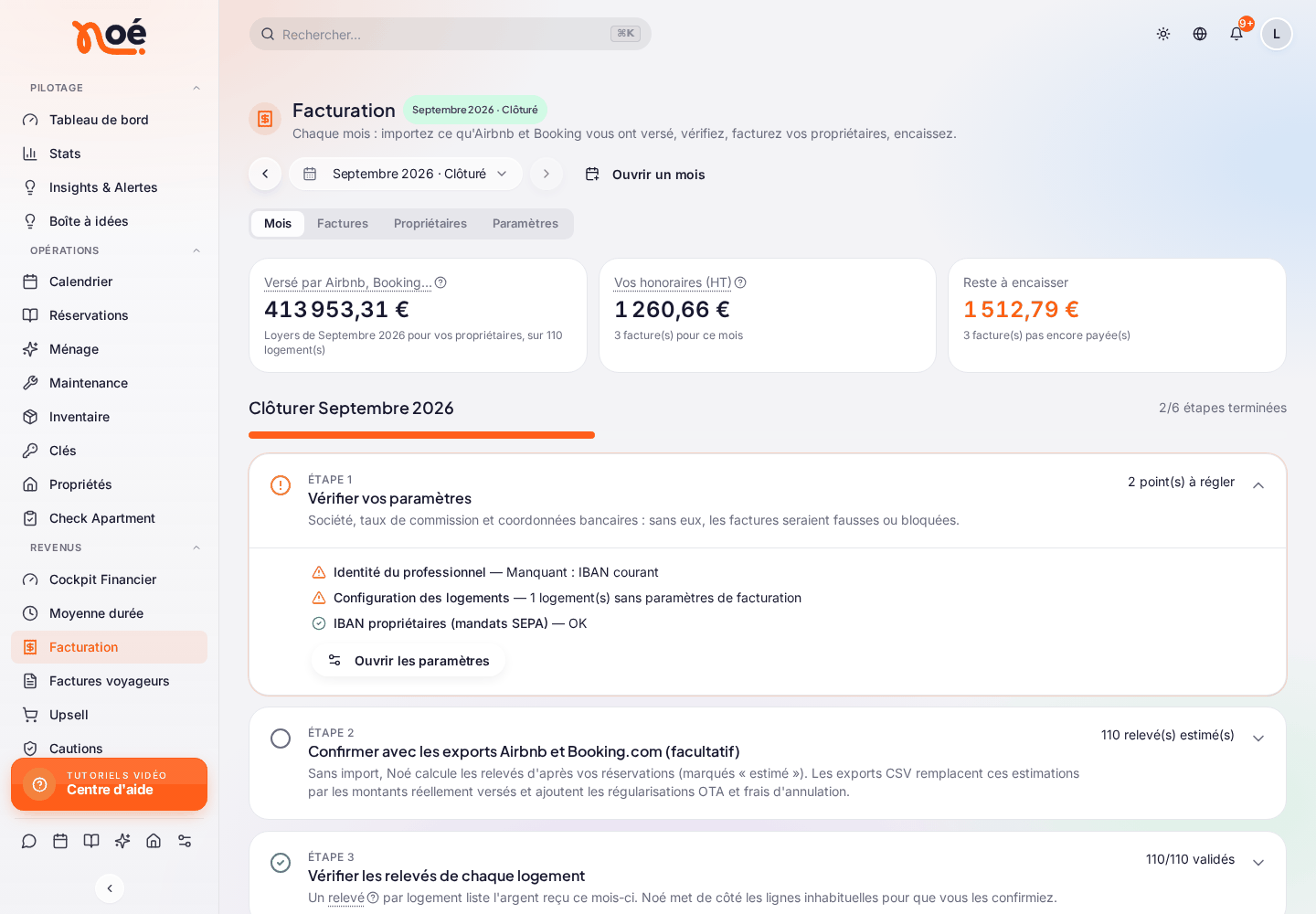 La page « Facturation », onglet « Mois », sur « Septembre 2026 · Clôturé » : les cartes « Versé par Airbnb, Booking… », « Vos honoraires (HT) » et « Reste à encaisser », puis « Clôturer Septembre 2026 » avec sa barre de progression (2/6 étapes terminées) et les étapes « Vérifier vos paramètres » (les points à régler et « Ouvrir les paramètres »), « Confirmer avec les exports Airbnb et Booking.com (facultatif) » et « Vérifier les relevés de chaque logement »