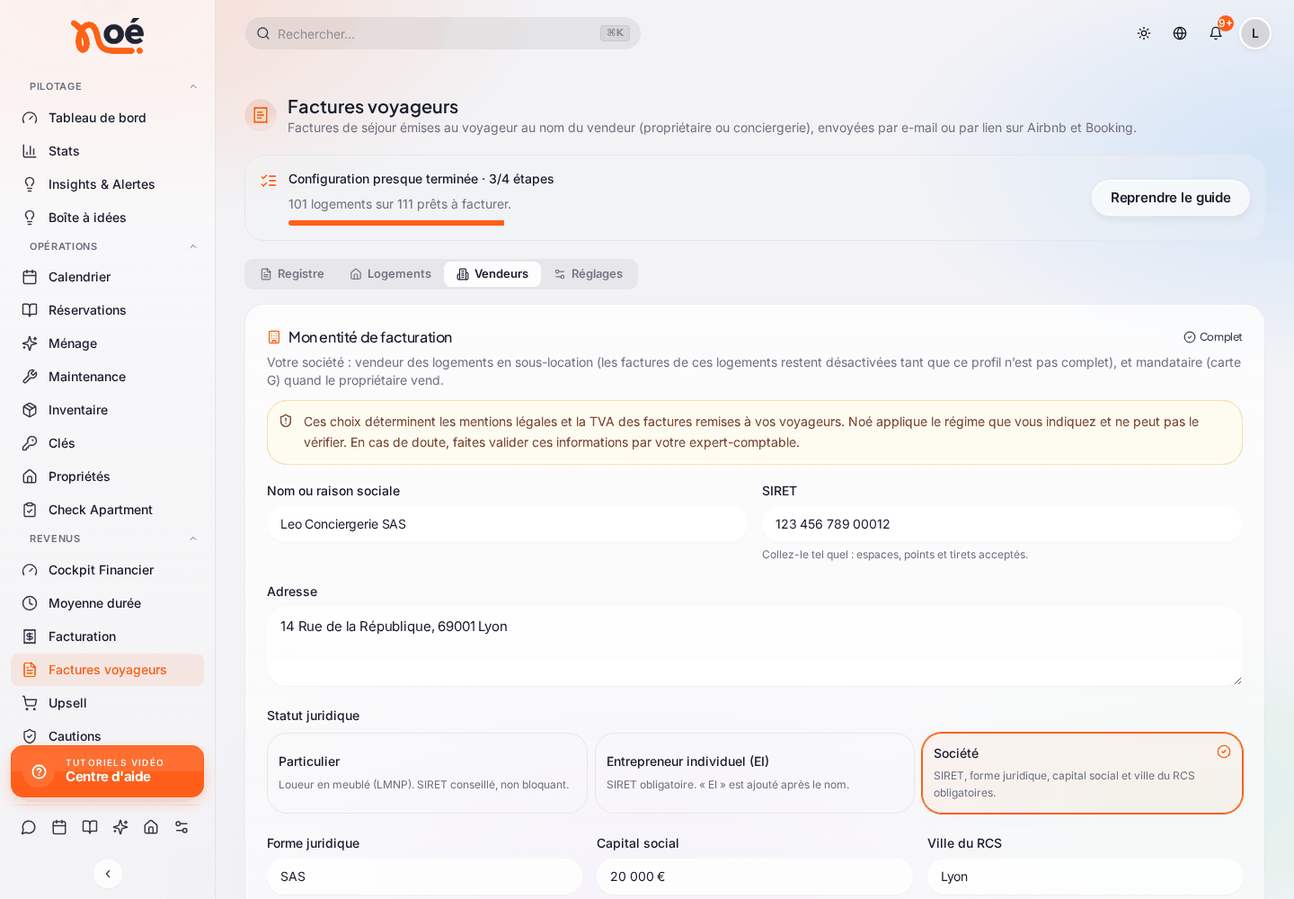 L’onglet « Vendeurs », carte « Mon entité de facturation » (« Complète ») : l’avertissement sur les mentions légales et la TVA, « Nom ou raison sociale » (Leo Conciergerie SAS), « SIRET », « Adresse », le « Statut juridique » (Particulier, Entrepreneur individuel, Société — choisi), puis forme juridique, capital social et ville du RCS