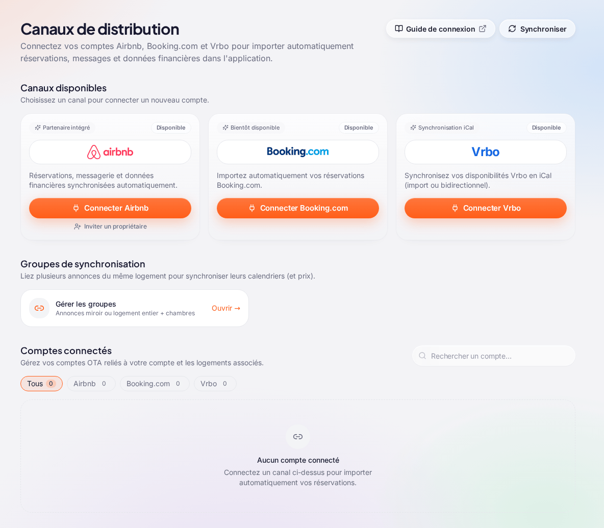 La page « Canaux de distribution » d’un espace sans aucun compte : en haut à droite les boutons « Guide de connexion » et « Synchroniser » ; « Canaux disponibles » avec les cartes Airbnb (« Connecter Airbnb » et « Inviter un propriétaire »), Booking.com (« Connecter Booking.com ») et Vrbo (« Connecter Vrbo »), toutes « Disponible » ; « Groupes de synchronisation » avec « Gérer les groupes » ; puis « Comptes connectés », filtres « Tous 0 », « Airbnb 0 », « Booking.com 0 », « Vrbo 0 » et le message « Aucun compte connecté »