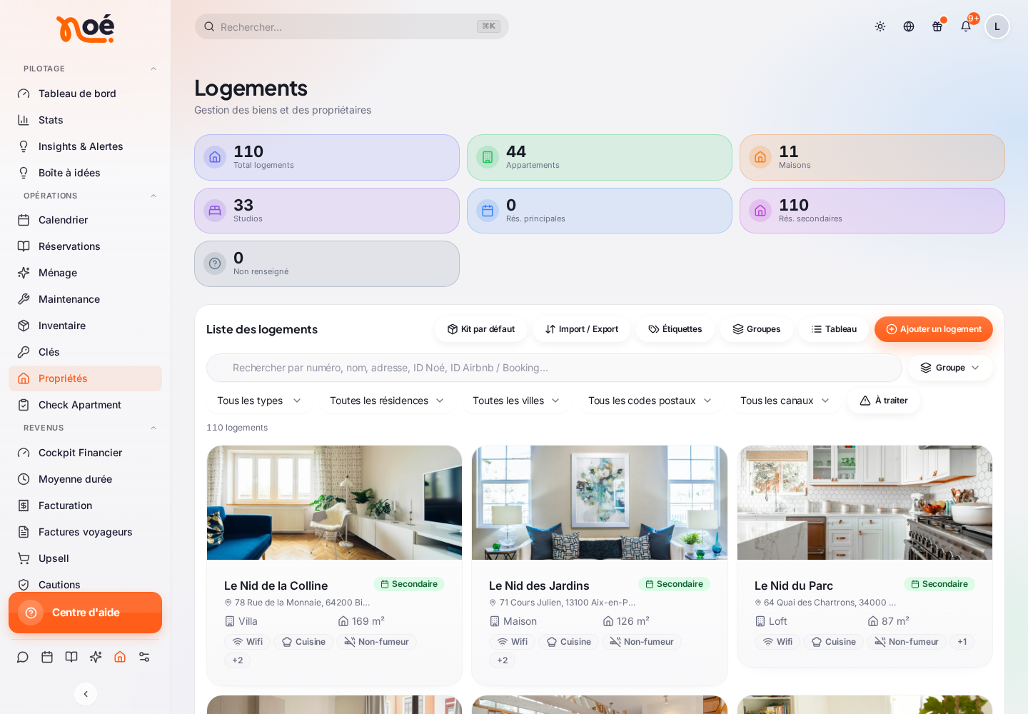 La page « Logements » : les cartes de chiffres (« 110 Total logements · 111 annonces », 44 appartements, 11 maisons, 33 studios, résidences principales et secondaires, non renseigné), puis « Liste des logements » avec les boutons « Kit par défaut », « Import / Export », « Étiquettes », « Groupes », « Tableau » et « Ajouter un logement », la recherche, le filtre « Groupe », les filtres par type, résidence, ville, code postal, canal et « À traiter », et les cartes des logements avec photo, type de résidence, adresse, type, surface et équipements