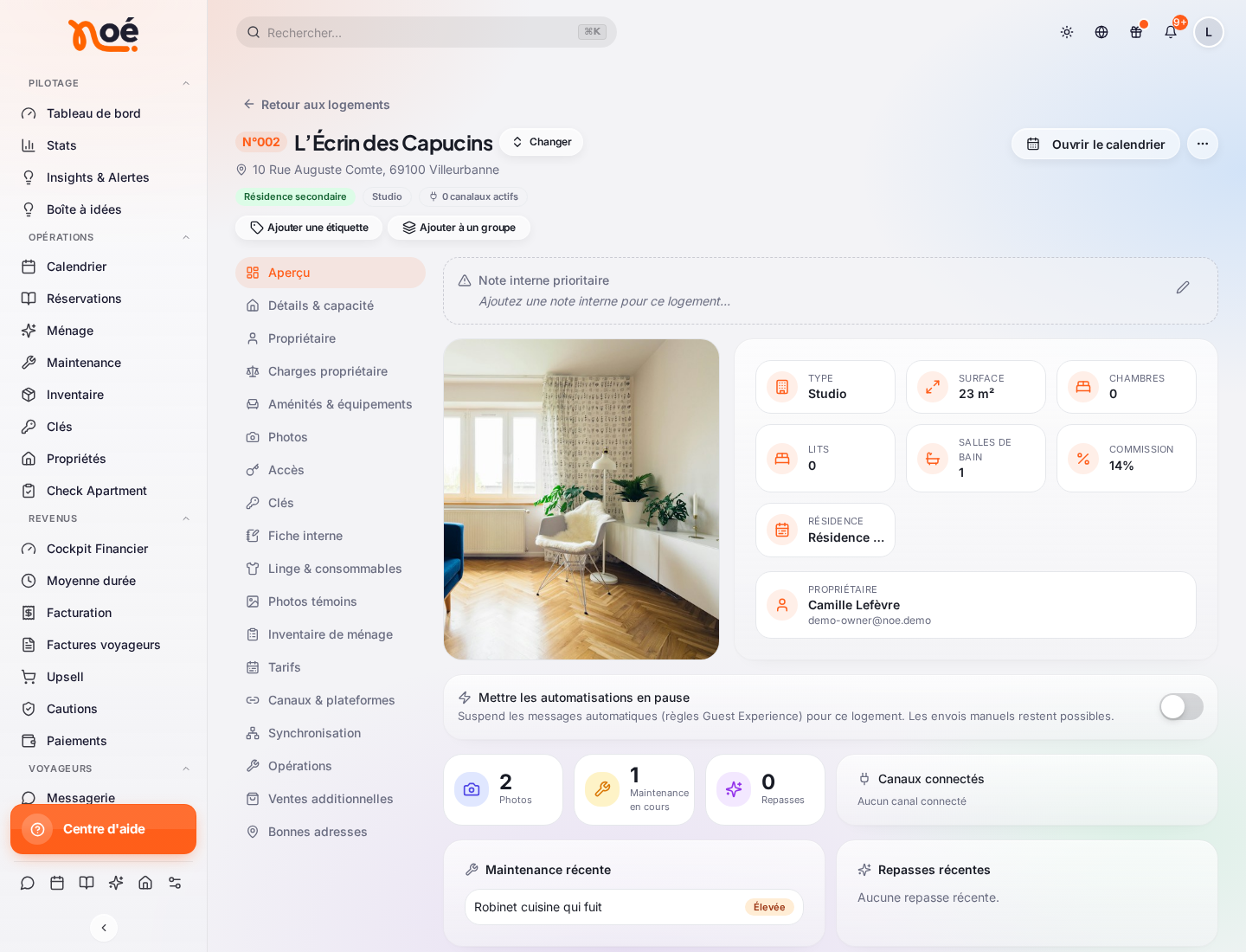 La fiche du logement « L’Écrin des Capucins », section « Aperçu » : en haut le numéro, le nom, le bouton « Changer » pour passer à un autre logement, « Ouvrir le calendrier », l’adresse, les badges, « Ajouter une étiquette » et « Ajouter à un groupe » ; à gauche le menu des sections (Aperçu, Détails & capacité, Propriétaire, Aménités & équipements, Photos, Accès, Clés, Fiche interne, Linge & consommables, Tarifs, Canaux & plateformes, Synchronisation, Opérations, Ventes additionnelles, Bonnes adresses) ; à droite la « Note interne prioritaire », la photo, le type, la surface, les chambres, la commission, le propriétaire, « Mettre les automatisations en pause » et les compteurs photos, maintenance et repasses