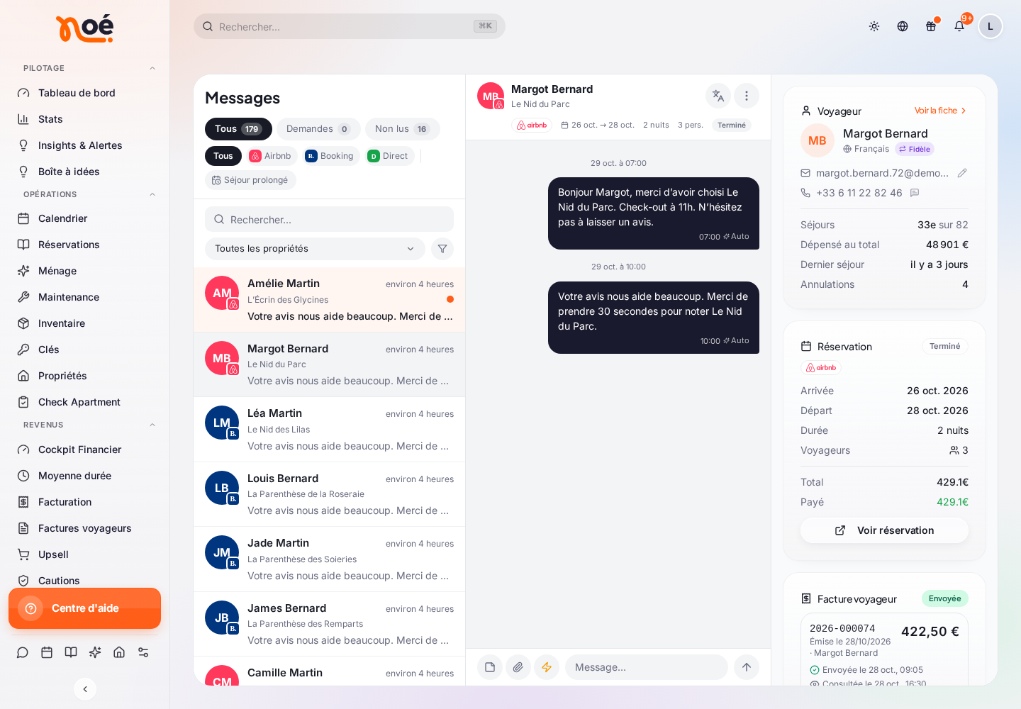 La « Messagerie » : à gauche la liste « Messages » avec les onglets « Tous » (179), « Demandes », « Non lus » (17), les filtres par plateforme (Airbnb, Booking, Direct), « Séjour prolongé », la recherche et « Toutes les propriétés » ; au centre la conversation avec Margot Bernard, les messages de l’équipe et les messages automatiques, et la zone « Message… » ; à droite la carte « Voyageur » (badge « Fidèle », e-mail, téléphone, « Séjours », « Dépensé au total », « Dernier séjour », « Annulations », « Voir la fiche »), puis les cartes « Réservation » et « Facture voyageur »