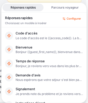 Le menu des réponses rapides ouvert au-dessus de la zone de message : les onglets « Réponses rapides » et « Parcours voyageur », le lien « Configurer », et les modèles « Code d’accès », « Bienvenue », « Temps de réponse », « Demande d’avis », « Signalement »…, chacun avec le début de son texte et ses variables