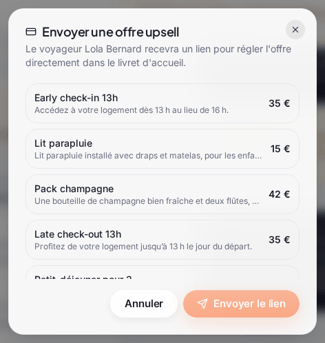 La fenêtre « Envoyer une offre upsell » : « Le voyageur Lola Bernard recevra un lien pour régler l’offre directement dans le livret d’accueil. », la liste des services (Early check-in 13h 35 €, Lit parapluie 15 €, Pack champagne 42 €, Late check-out 13h 35 €, Petit-déjeuner pour 2…) et les boutons « Annuler » et « Envoyer le lien »