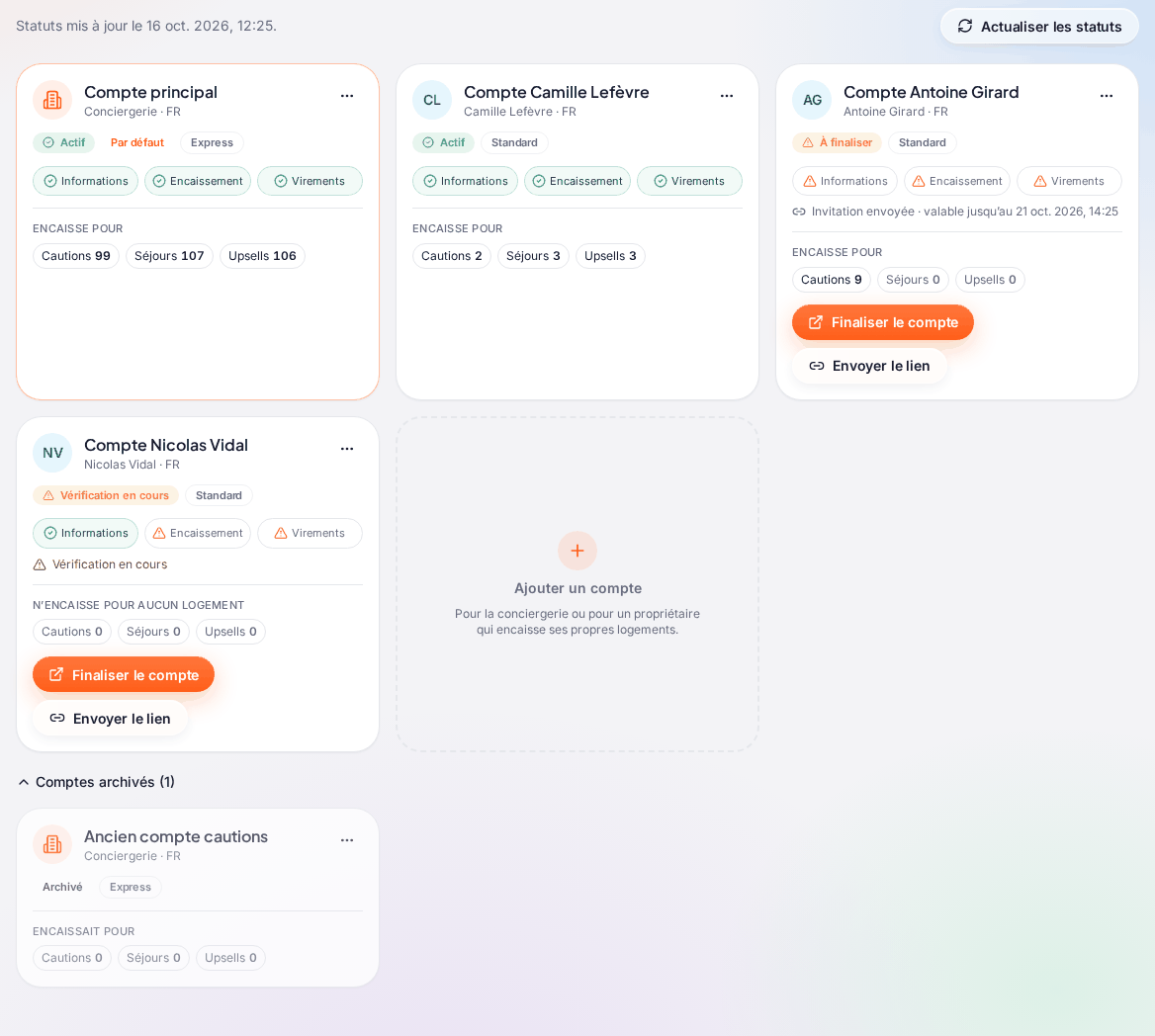 L’onglet « Comptes » : la carte « Compte principal » (Conciergerie, « Actif », « Par défaut », « Express », trois vérifications vertes, « Encaisse pour » Cautions 99, Séjours 107, Upsells 106), la carte « Compte Camille Lefèvre » (« Actif », « Standard »), la carte « Compte Antoine Girard » (« À finaliser », « Invitation envoyée · valable jusqu’au 21 oct. », boutons « Finaliser le compte » et « Envoyer le lien »), la carte « Compte Nicolas Vidal » (« Vérification en cours », « N’encaisse pour aucun logement »), et en bas « Comptes archivés (1) » déplié sur « Ancien compte cautions »