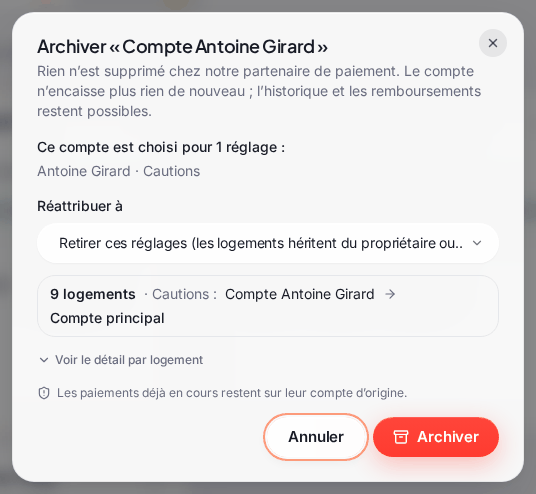 La fenêtre « Archiver « Compte Antoine Girard » » : « Ce compte est choisi pour 1 réglage : Antoine Girard · Cautions », la liste « Réattribuer à » sur « Retirer ces réglages (les logements héritent du propriétaire ou du défaut) », l’aperçu « 9 logements · Cautions : Compte Antoine Girard → Compte principal », et les boutons « Annuler » et « Archiver »
