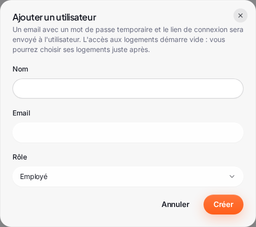 La fenêtre « Ajouter un utilisateur » : « Un email avec un mot de passe temporaire et le lien de connexion sera envoyé à l’utilisateur. L’accès aux logements démarre vide : vous pourrez choisir ses logements juste après. », les champs « Nom », « Email » et « Rôle » (Employé), et les boutons « Annuler » et « Créer »