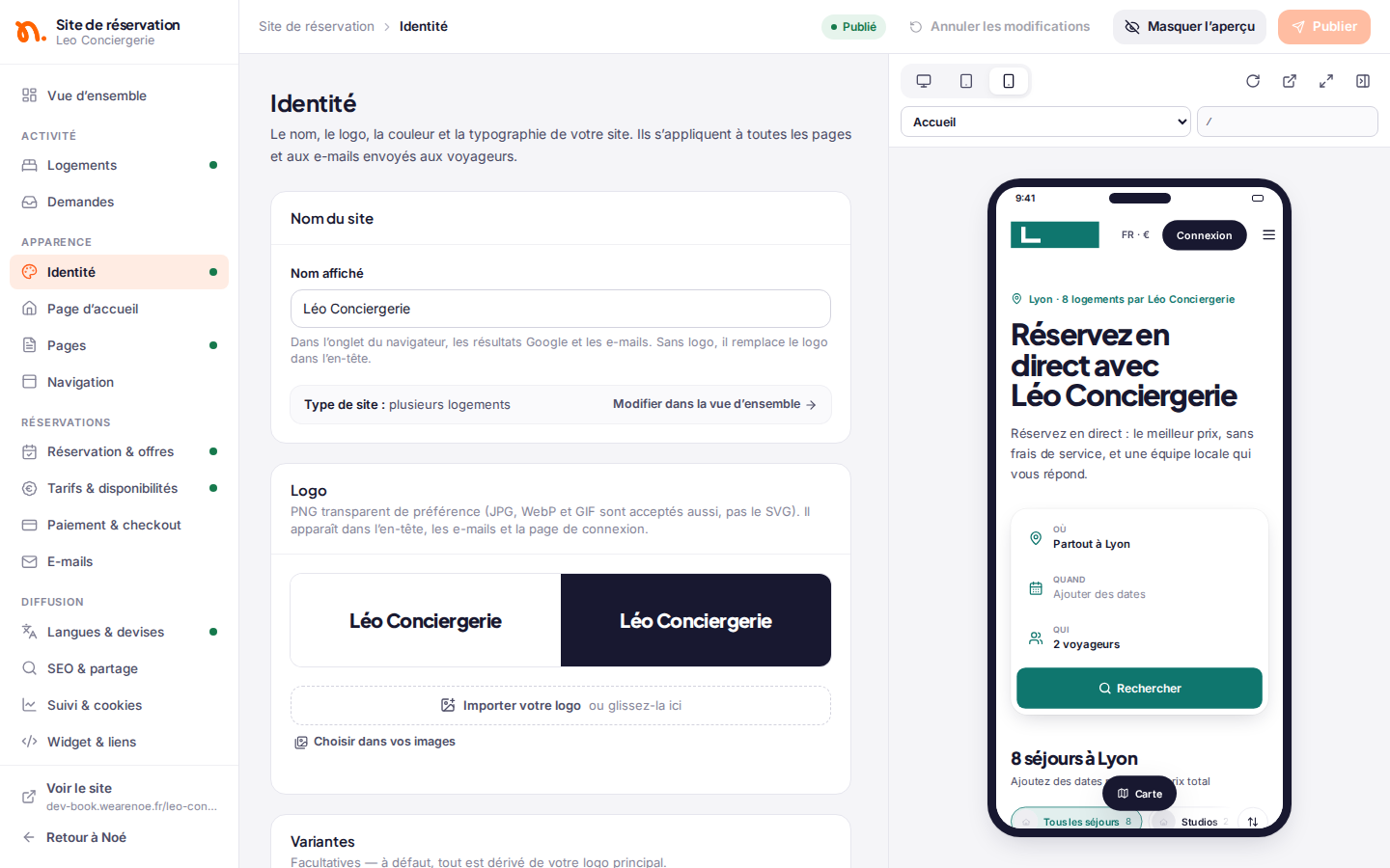 L’éditeur du site de réservation : les sections à gauche, les réglages au centre et, à droite, l’aperçu du site tel que le voient vos voyageurs