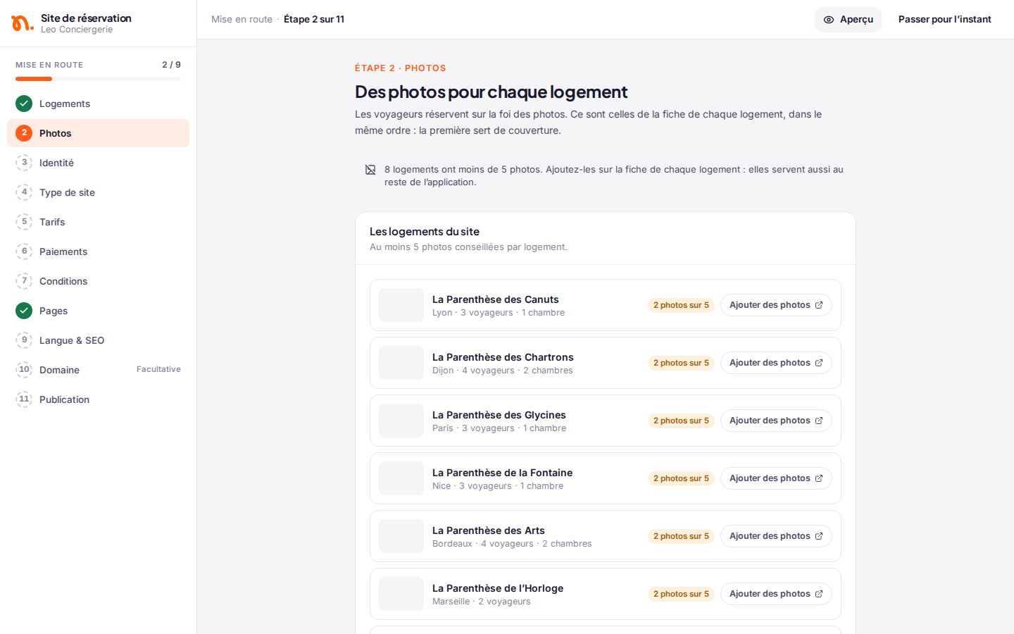 Étape 2 de l’assistant : les logements du site avec leur nombre de photos, 5 conseillées, et le bouton « Ajouter des photos »